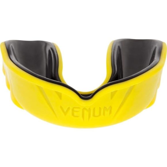 Geel zwart gebitsbeschermer van Venum challenger.