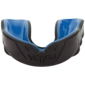 Zwart blauwe gebitsbeschermer van Venum challenger.