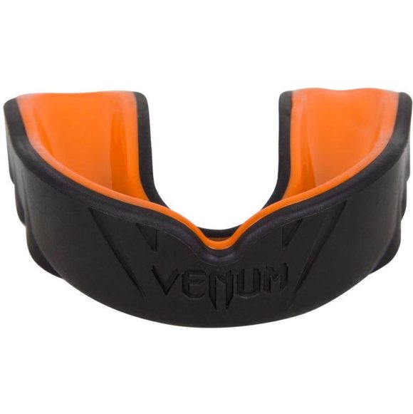 Zwart oranje gebitsbeschermer van Venum challenger.