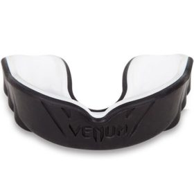 Zwart witte gebitsbeschermer van Venum challenger.