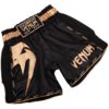 Zwart gouden thai- en kickboks broekje van Venum giant.