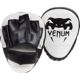 Wit zwarte focus mitts van Venum light.
