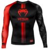 Zwart rode rashguard long sleeves van Venum logos.