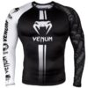 Zwart witte rashguard long sleeves van Venum logos.