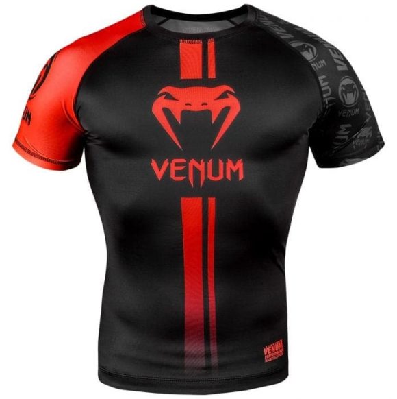 Zwart rode rashguard van Venum logos.