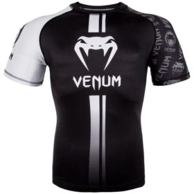 Zwart witte rashguard van Venum logos.