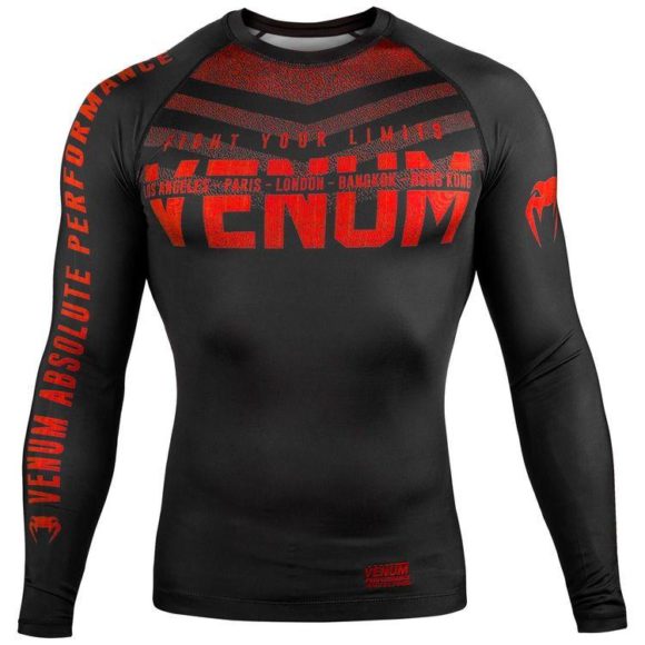 Zwart rode rashguard long sleeves van Venum signature.