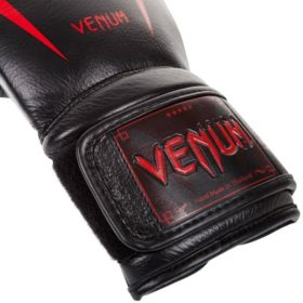 Zwart rode leren kickbokshandschoenen van Venum giant 3.0. 1