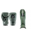 Een bundel met groene (kick)bokshandschoenen en scheenbeschermers van King kpb.