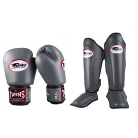 Bundel met grijze (kick)bokshandschoenen en scheenbeschermers van Twins.