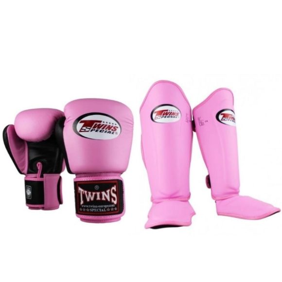 Bundel met roze (kick)bokshandschoenen en scheenbeschermers van Twins.