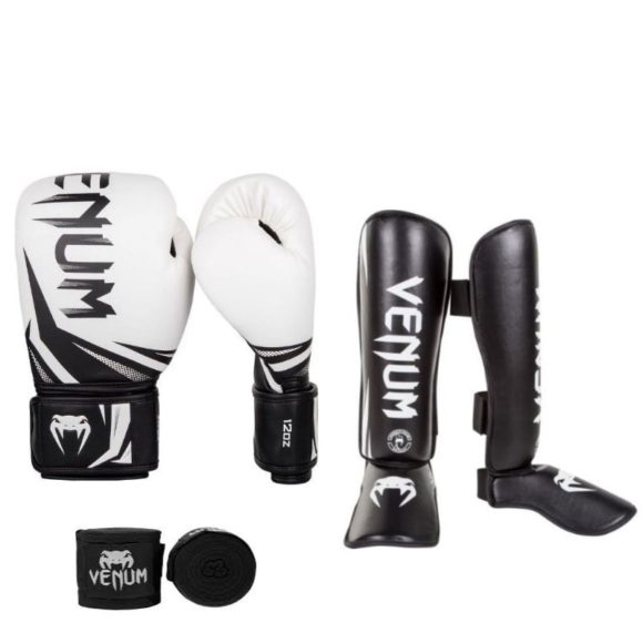 Een bundel van Venum challenger met (kick)bokshandschoenen schennbeschermers en bandages.