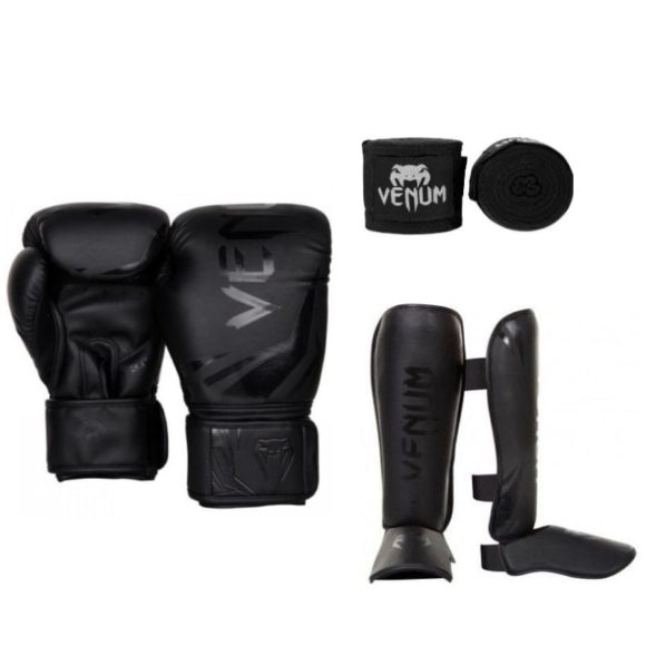 Bundel van challenger (kick)bokshandschoenen, scheenbeschermers en bandages in het zwart van Venum.