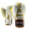Wit gouden kickbokshandschoenen van Twins, de BGVL 8.