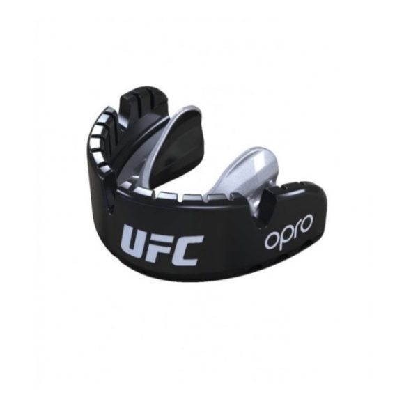 Een zwart OPRO UFC boksbitje / gebitsbeschermer voor beugeldragers.