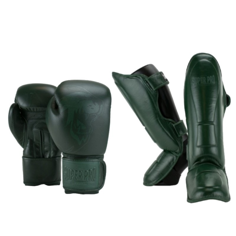 Groene Super Pro bundel bestaande uit leren kickbokshandschoenen en scheenbeschermers.