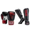 Zwart rood witte bundel van Super Pro met leren kickbokshansdschoenen en scheenbeschermers.