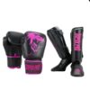 Zwart roze bundel van Super Pro met leren kickbokshansdschoenen en scheenbeschermers.