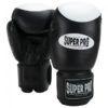 Zwart witte kickbokshandschoenen van Super Pro, de Combat Gear Boxer Pro.