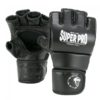 Zwart witte mma handschoenen van Super Pro, de Combat Gear Brawler.