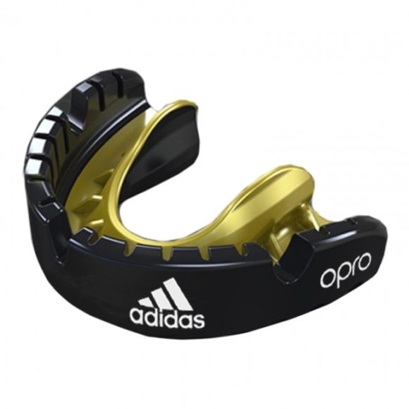 Een zwart OPRO Adidas boksbitje / gebitsbeschermer voor beugeldragers.