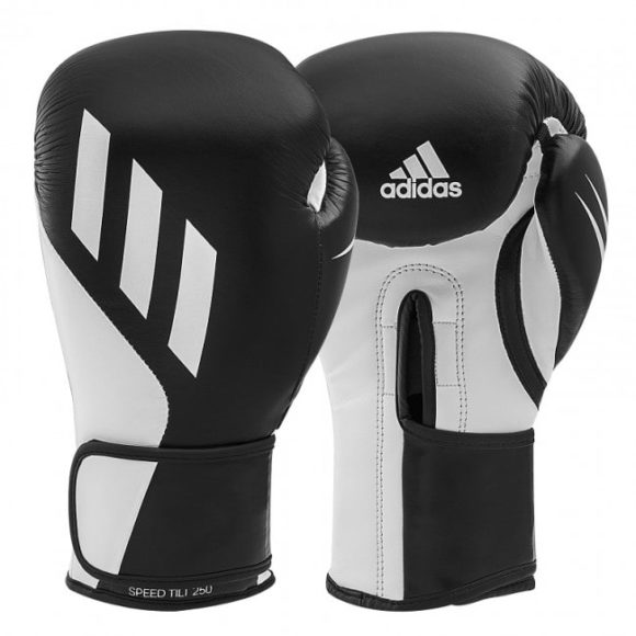 Zwart witte kickbokshandschoenen va Adidas, de Speed Tilt 250.