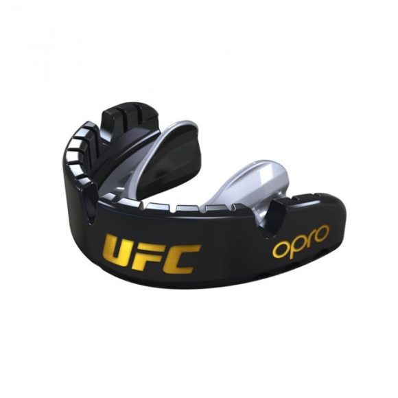 Een zwart UFC OPRO boksbitje / gebitsbeschermer voor beugeldragers, de self-fit gold edition V2.