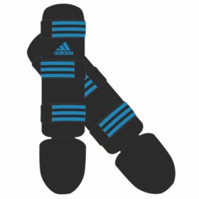 Zwart blauwe scheenbeschermers van Adidas voor volwassenen en kinderen.