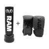 Een bokspaal met handschoenen van RAM fighting gear.